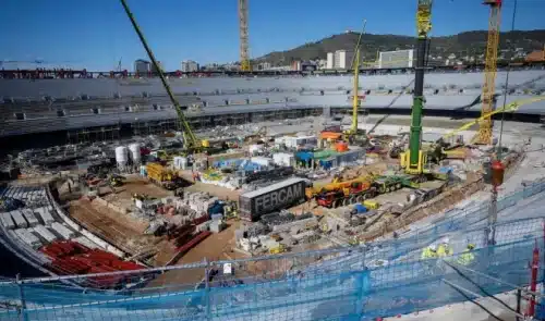 Por tanto, la vuelta al estadio remodelado tendría lugar como muy pronto los primeros días del mes de febrero después del choque ante el Atalanta. Sería para el partido frente al Alavés correspondiente a la jornada 22 de LaLiga y que está programado para el fin de semana del 1 y 2 de febrero. Antes no podrá ser. Prórroga hasta marzo Sin embargo, tampoco está claro que sea entonces ya que según diversas fuentes las obras están teniendo cierto retraso y todavía podría alargarse un poco más. De hecho, el club pidió a los gestores de Montjuïc una prórroga para poder seguir jugando como local en el estadio Olímpico hasta finales de marzo en previsión de que las obras del Camp Nou no estuvieran finalizadas hasta entonces.