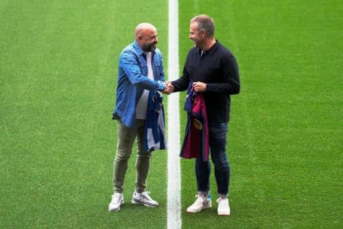 Saludo cordial entre Flick y Manolo González en la previa del Derbi catalán