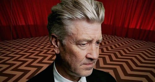 Homenaje al gran David Lynch en “La Claqueta” Este finde rendiremos homenaje al gran David Lynch, cineasta que nos llevo al mundo de lo onírico, de las pesadillas y fue un artista multidisciplinar absolutamente inclasificable y genial, ademas conoceremos los resultados finales de las votaciones a lo mejor del año de los oyentes del program, los estrenos en salas, “Adictos a las series” y homenajes a Ignacio Lopez Tarso y Gwen Verdon por su centenario. Un nuevo fin de semana y una nueva Claqueta, y con 2 horas. Domingo de 7 a 8 por Radio Marca Barcelona y la 2ª hora de 8 a 9 a través de la cadena de Radio Marca , y después os podéis bajar los programas a través del #Podcast en la página de La Claqueta o desde las App´s de Radio Marca Bcn en dispositivos Android o en IOS. El sábado a las 09,30 vía streaming a través de la web de radiomarcabarcelona y “streaming” con imagen y sonido por X, twitch o en youtube de radiomarcabcn. Con Jose Antonio Alarcón, Pere Vall, Marga, Ricardo Martin, Villalobos, Joana Raja i Jordi Moreno Os dejo el repaso a los estrenos de esta semana y la lista de claquetas actualizada. Gracias. ESTRENOS HOMBRE LOBO, Leigh Whannel (El hombre invisible, Isidious 3) dirige una nueva versión sobre los licántropos. BABY GIRL, La apuesta mas interesante de este tórrido film es Nicole Kidman como protagonista en uno de sus papeles mas arriesgados y difíciles. Entretenida, pero al final un monton de ideas sobre la sexualidad y el consentimiento que embarran la peli. 6 claquetas. NORBERT, cine de animación con factura española dirigido por Jose Corral Llorente. LA SEMILLA DE LA HIGUERA SAGRADA, película que representara a Alemania en los próximos oscar, pero que es una historia con raíces iraníes y filmada en Iran. Durante las manifestaciones de gran parte de la sociedad iraní, especialmente las mujeres por el asesinaro de una joven que no llevaba la cabeza tapada, una familia formada por el matrimonio y dos hijas adolescentes vivirán esa situación con actitudes muy diversas. 7 claquetas EL JUICIO DEL PERRO, la actriz Laetitia Dosch dirige y protagoniza esta comedia, inspirada en un hecho real sobre una abogada de causas perdidas que debe defender a un perro que quieren sacrificar por haber mordido a un humano. Simpatica y lo mejor el can. 7 claquetas GLORIA, film italiano que se inspira en la historia real de un orfanato que en el siglo XIX preparaba a sus internas en la música. Muy básica y con unos temas musicales muy modernos para la época. 5 claquetas FROM MY COLD DEAD HANDS, en 60´Javier Horcajada monta un documental sobre la pasion por las armas de los americanos, con tono ironico y utilizando videos de Youtube o Tik Tok. 6 claquetas ADIOS MADRID, pequeña producción nacional dirigida por Diego Corsini, y que narra el viaje relámpago a Madrid, de un hombre argentino, que debe decidir que hacer con su padre, al que no ha visto en 30 años. Honesta. 6 claquetas JOHN SIRVENT SARGENT ACTITUD Y ESTILO. Documental sobre el pintor especializado en retratos que nacio en Italia en el siglo XIX.